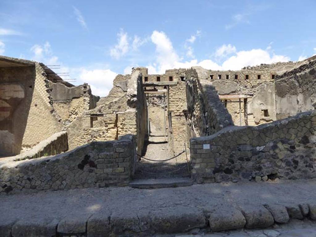 IV.18, Herculaneum, September 2015. Looking towards entrance doorway on west side of Cardo V, Inferiore. Photo courtesy of Michael Binns.